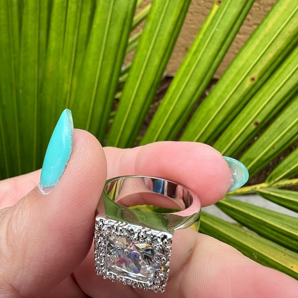 Women’s Rhinestone Princess Cut Ring - Picture 4 of 7